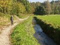 Een pad langs de grensbeek. Nu hoeven wij niet meer tussen de paarden te lopen.