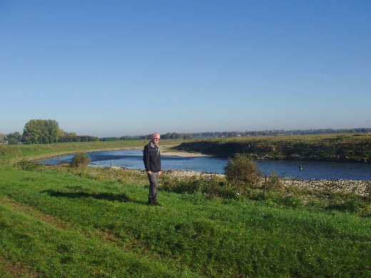 Een graspad langs de Maas gevonden naar het Zuiden richting GP 120b.
