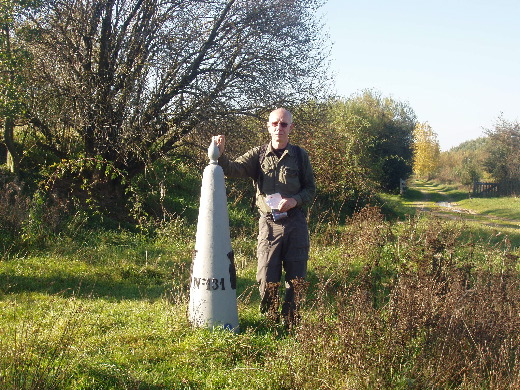 Wij lopen over een smalle strook land, een echte grensstrook, dat volledig omringd is door water.<br> GP 131 is de eerste van reeks van 6 grenspalen die op deze landengte staan opgesteld.