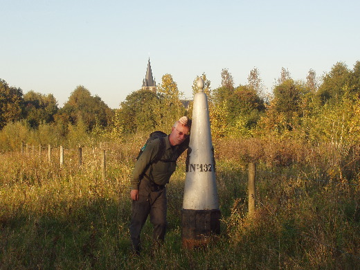Bovenaan de landengte bramenstruiken en prikkeldraad getrotseerd om GP 132 vast te leggen. <br>De moeilijkste voor het laatst bewaard.