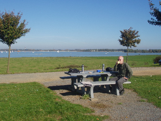 Terug op openbaar terrein de lunch genuttigd. In de achtergrond een vlucht eenden en een zeilwedstrijd.