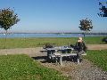 Terug op openbaar terrein de lunch genuttigd. In de achtergrond een vlucht eenden en een zeilwedstrijd.