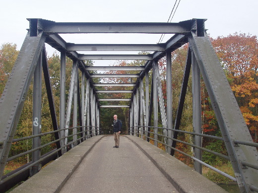 Om de overkant van het Kanaal van Bocholt te bereiken.