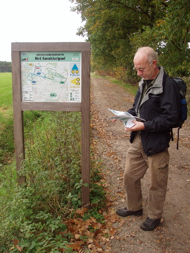 De Lommelse steenweg overgestoken om onze weg over het Smokkelpad te vervolgen.