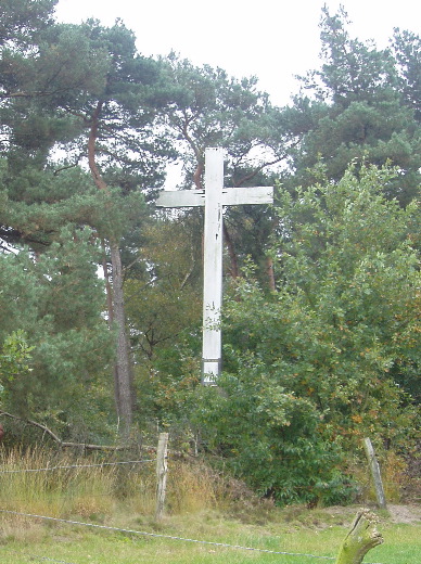 Een levens(?)groot kruis langs de weg.
