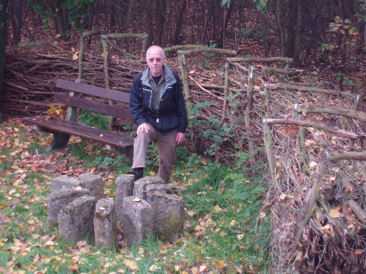 Op deze plek was een soort heksenkring annex picknickplaats geconstrueerd.
