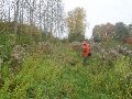 Een bospaadje eindigde in korte bunktocht door het kreupelhout. Het takkenlopen.