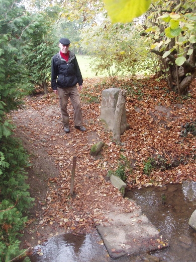 Wij hebben ons toen een weg door en achter de camping gebaand om een paadje over de Cottesser beek te vinden. GS 7A.
