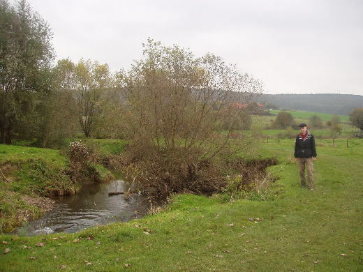 Een wandelpaadje langs de Geul gevonden.