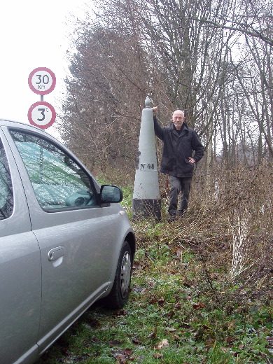 Volgens Eef Berns bestond GP 48b niet meer.<br> Inmiddels van Peter Driven begrepen dat hij inmiddels verplaatst is.<br> Nu duidelijk zichtbaar vanaf de overkant van de Sluis.<br> Hier hebben wij geen wandeling aan besteed.