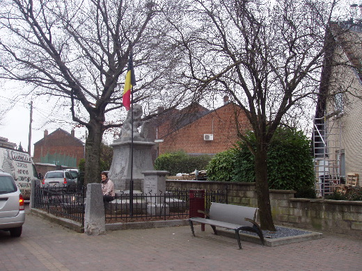 In Lixhe staan nog zes Oostenrijkse stenen daterend van 1713. <br>A en B flankeren het Oorlogsmonument.