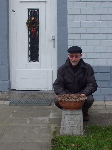 Lixhe F doet dienst als plantenbakonderzetter bij de voordeur.
