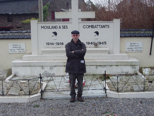 In Moelingen op zoek naar het juiste oorlogsmonument. Dit was de tweede, verkeerde.