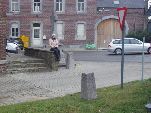 Het derde en juiste oorlogsmonument bij het oude gemeentehuis. <br> Bij navraag naar dit gemeentehuis werden wij in eerste instantie naar 's Gravenvoeren verwezen.<br> Dit gemeenthuis staat te koop.