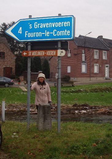 Aan de overkant van de weg Moelingen E.