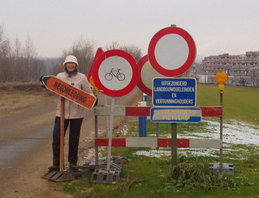 Toch moeten wij hier echt door om achter de steenbakkerij te komen.