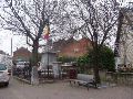 In Lixhe staan nog zes Oostenrijkse stenen daterend van 1713. <br>A en B flankeren het Oorlogsmonument.