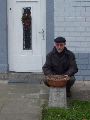 Lixhe F doet dienst als plantenbakonderzetter bij de voordeur.