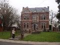 Een oud herenhuis in Moelingen. <br>Als je niet over het gras wilt lopen moet je door de ijzeren poort. <br>Het heeft inderdaad weinig zin om deze af te sluiten.