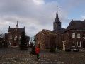 Het mooi betegelde kerplein van Stevensweert.