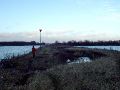 Teruggelopen en alweer een verkeerde landengte opgelopen. Deze pier langs de Maas bleek dood te lopen in het water voordat wij ons doel bereikt hadden.