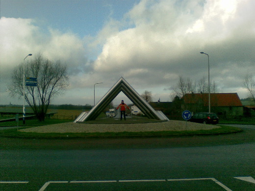 Bert integreert zich in een kunstwerk op de terugweg naar Vaals.