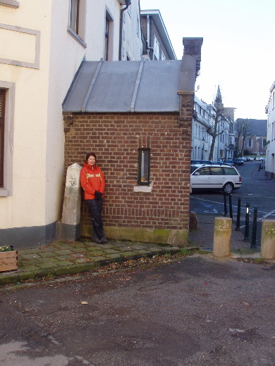 Aan de andere kant van het oude grenshuisje staat paal 196.