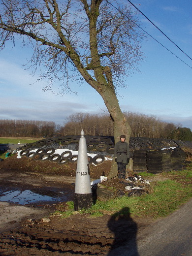 De brug overgestoken om een kwartier verder GP 143 te vinden op een boerenerf.