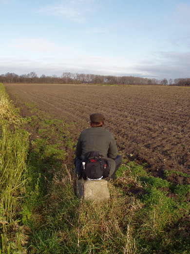 Tien minuten verder werd een  zigzagbeweging van de grens gevolgd door 3 stenen en n grenspaal. GS 142B ietsje van de weg af.