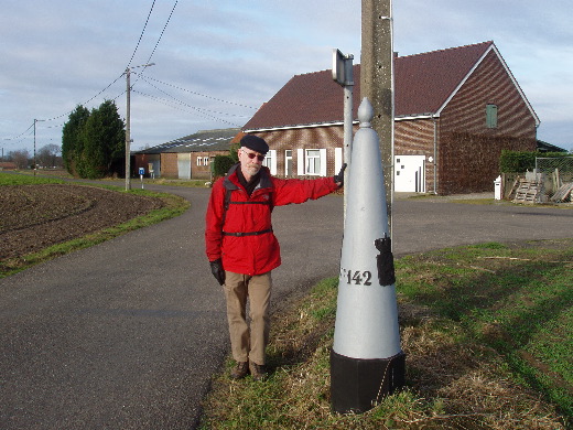 Een beetje verderop GP 142 op een driesprong.