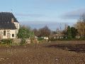 Met GS 137A zichtbaar in de achtergrond naast het kerkje van Neeritter.