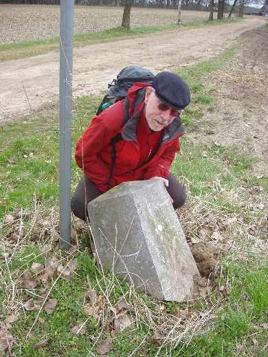 Toen wij  GS 154C vonden lag hij bij plat. Er in geslaagd om hem enigszins op te richten.
