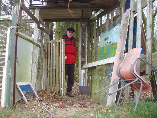 Halverwege een bunktocht een kunstig poortje doorgelopen van nergens naar nergens.