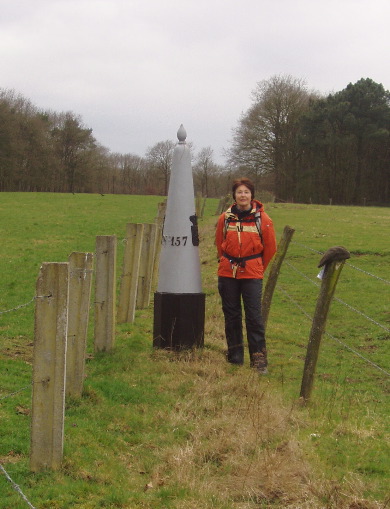 GP 157 beriekt door een korte bunktocht door de wei.