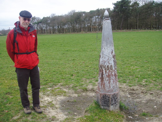 Verder langs de weg stond deze artistieke GP 156.