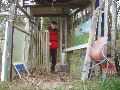 Halverwege een bunktocht een kunstig poortje doorgelopen van nergens naar nergens.