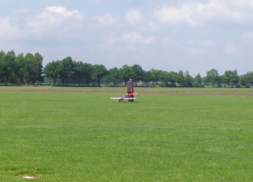 In de lucht werd dit vliegtuigje veel eleganter gemanipuleerd door deze heer dan op de grond.