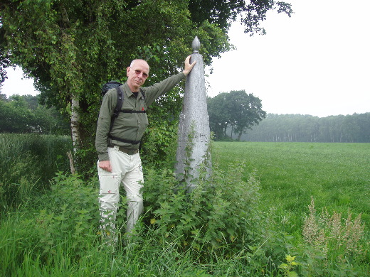 GP 173 dus, langs dit stuk grens met Noord Brabant zijn de palen zilver geschilderd, <br>alleen jammer dat de leeuwen en de cijfers niet een andere tint gekregen hebben.