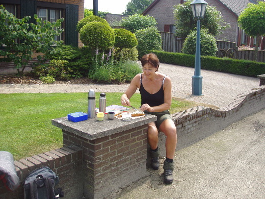 Een geschikte ommuring gevonden voor de lunch in de Nederlandse Ghetto van Hamont.