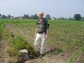 Na de spoorwegovergang aan de rand van Hamont de akkers ingelopen<br> om GS 170D vast te leggen in een knik in de akkergrenzen.
