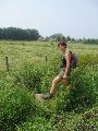 Toen ons bijna de moed in de schoenen gezakt was door de dichte begroeiing langs de beek, <br>zagen wij hem staan. GS 170C.