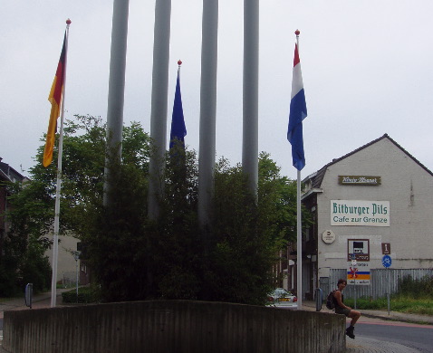 GP 230,231 en 232 zijn verdwenen. Een symbolisch monument bovenaan de Nieuwstraat van de achterkant genomen.