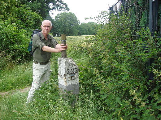 De eerstvolgende paal is de 232C.