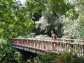 Doorgelopen op afstand langs de Duitse oever van de Worm, voorbij een naar stront stinkende waterrecyclage-centrale de eerste brug genomen naar de overkant.