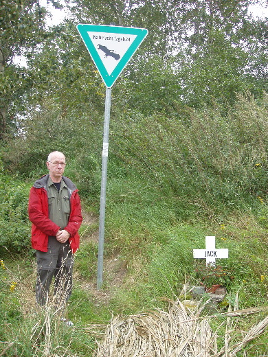 De plaats waar GP 260 begraven ligt achter de laatste rustplaats van Jack.