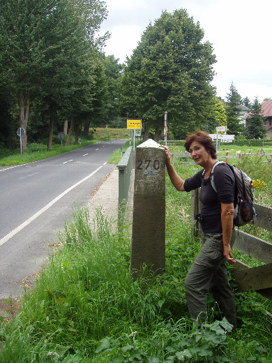 Aan het einde van het fietspad over de brug grenspaal 270.