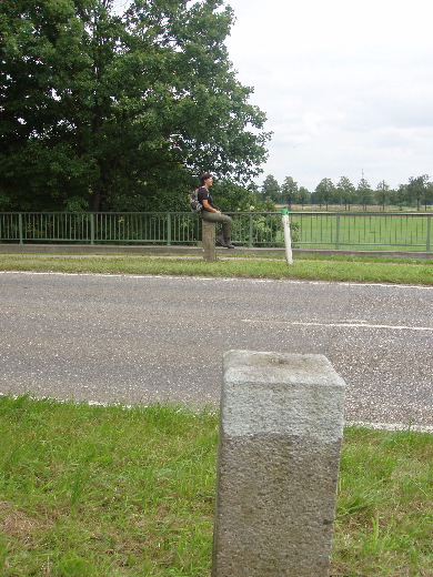 Wij moesten het talud opklimmen om langs de Provinciale weg grenspaal 271 en 271A aan de overkant te ontdekken.