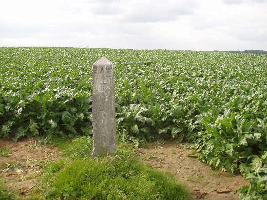 Na een omtrekkende beweging grenspaal 278 in een bietenveld zien prijken.