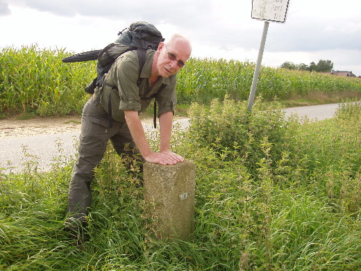 Grenspaal 281 langs een wandelpad.
