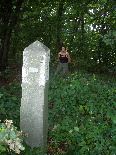 Toch tien minuten door een klein bos heen en weer moeten draven om Grenspaal 282 langs de boszoom te vinden.